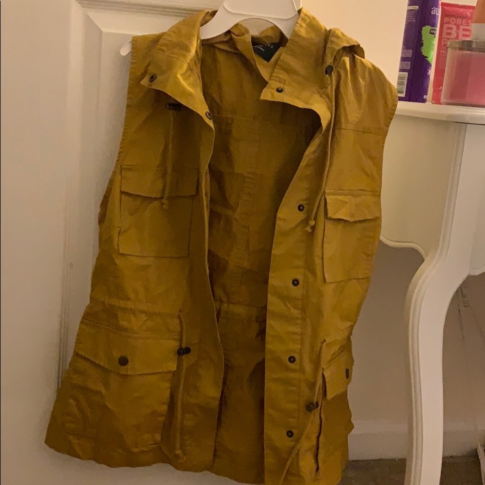 Overwear yellow sleeve less vest